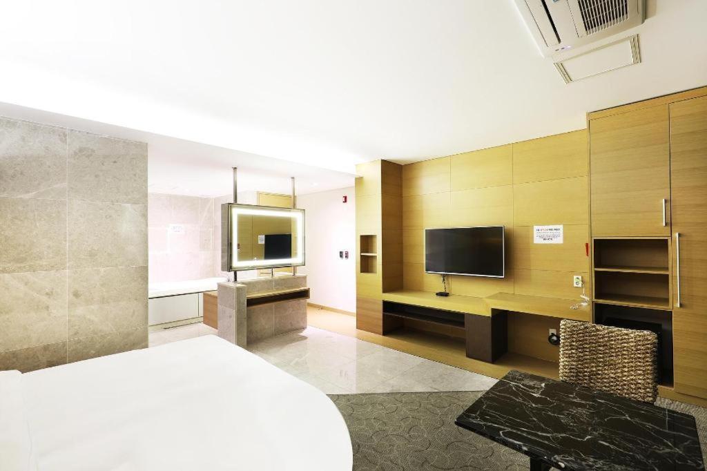 אינצ'ון Business Design Hotel Luv מראה חיצוני תמונה