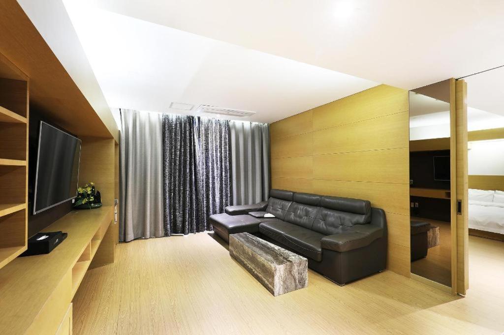 אינצ'ון Business Design Hotel Luv מראה חיצוני תמונה